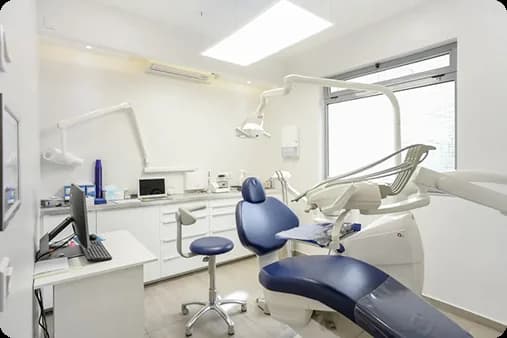 Patiente souriante après son traitement