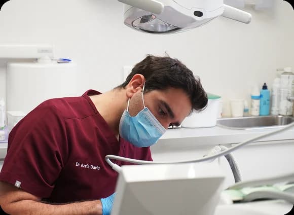 Le Dr Azria pendant une intervention au cabinet