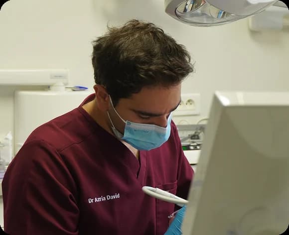 Le Dr David Azria en intervention chirurgicale